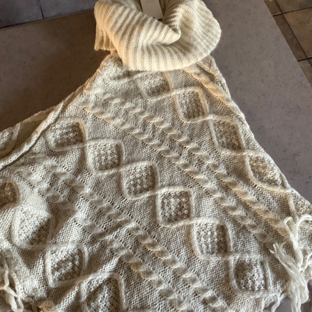 David and Young Cream Sweater poncho O/S